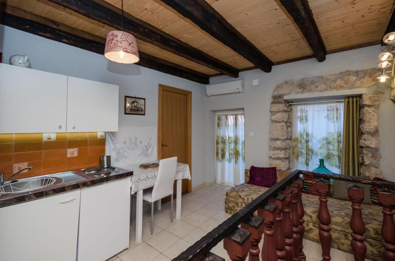 Under Ancient Roofs Vrbnik Apartment Exterior photo